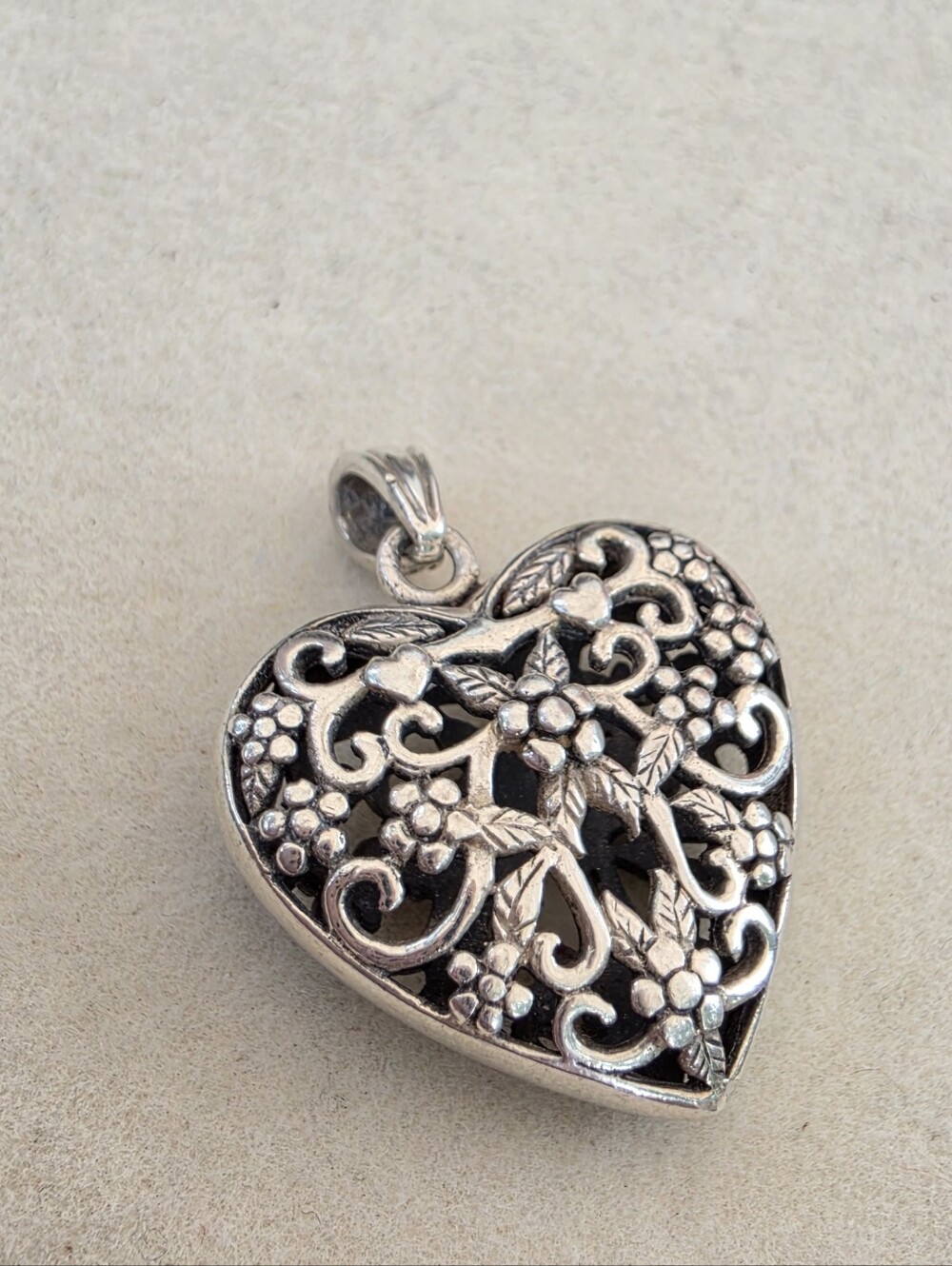 Heart Filigree Pendant Necklace in Silver - 6.8g